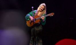 La cantautora colombo-irlandesa Katie James llega por primera vez a la Argentina