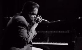 Víctor Puertas, el talentoso pianista, armonicista y cantante catalán, presenta un show de blues, swing y soul music