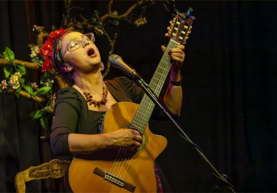 Luciana Jury: Una mujer, una voz, una guitarra y un racimo de canciones