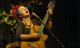 Luciana Jury: Una mujer, una voz, una guitarra y un racimo de canciones